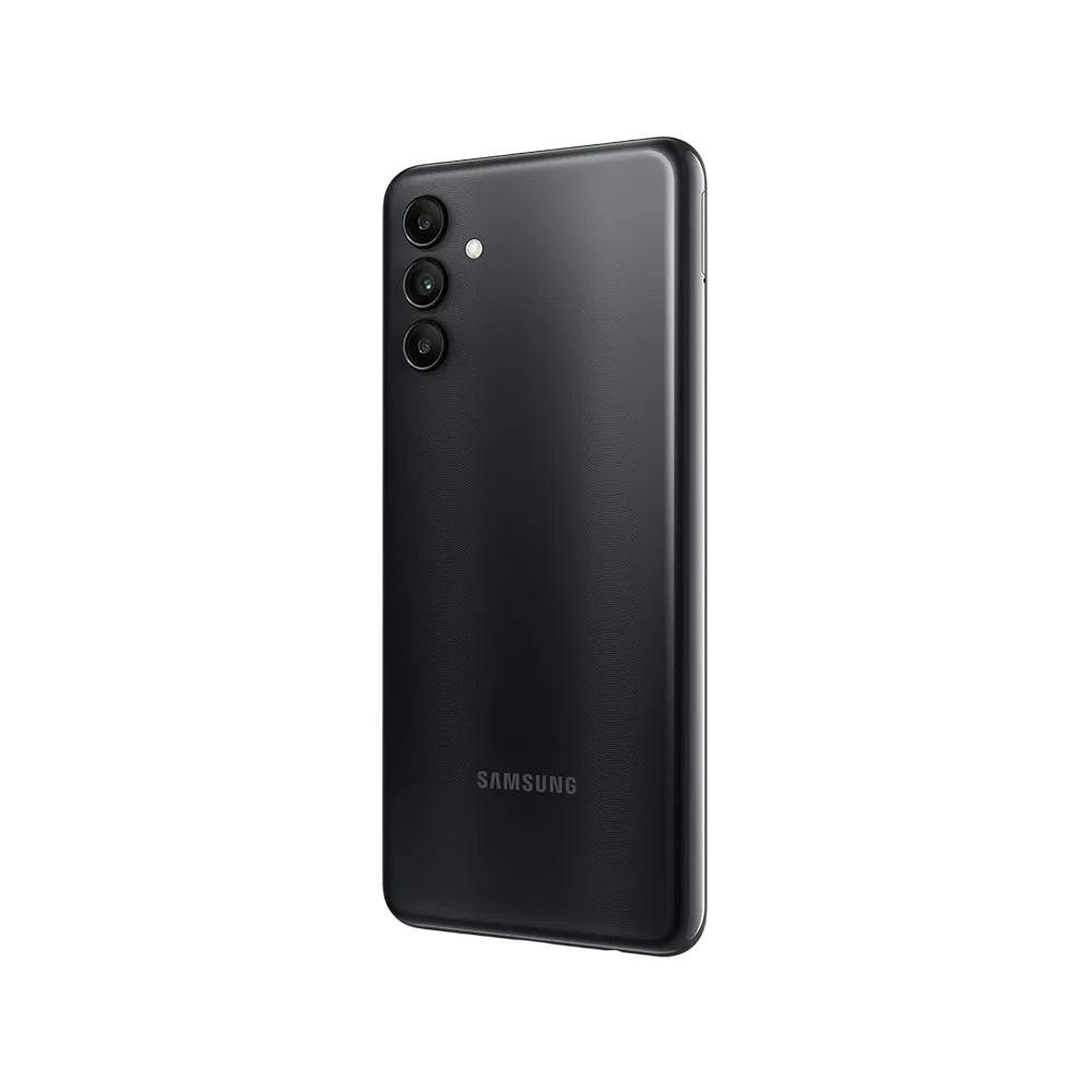 Samsung Galaxy A04s siyah akıllı telefonun arka yüzü, üçlü kamera ve LED flaş detaylı tasarım