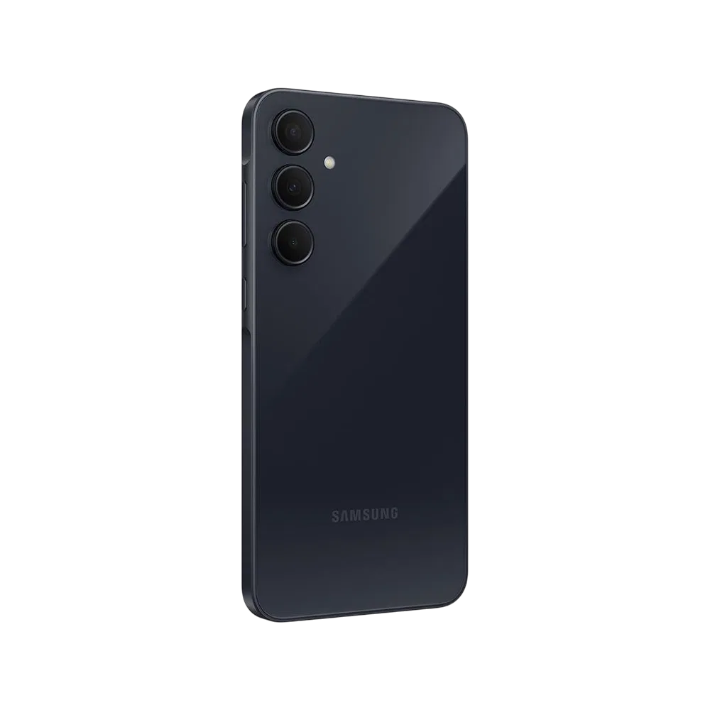 Siyah Samsung Galaxy A35 akıllı telefonun arka yüzü, üçlü kamera ve LED flaş detayıyla görünüm