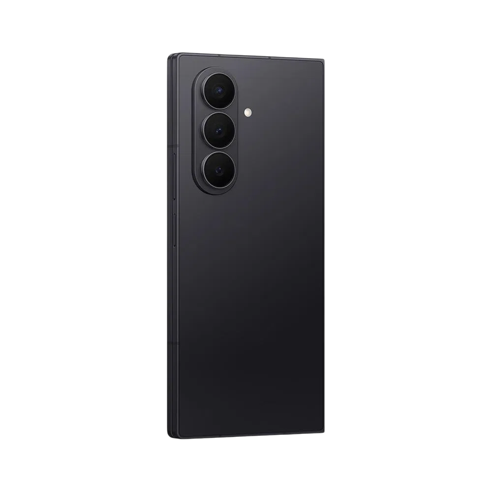 Samsung Galaxy Z Fold7 siyah akıllı telefonun arka yüzü, üçlü kamera modülü ve flaş detayıyla