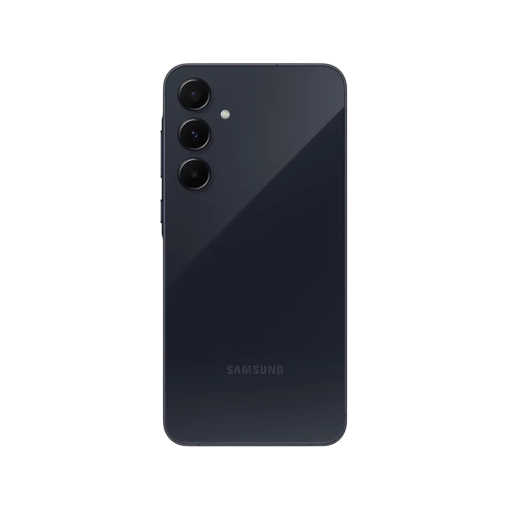 Siyah Samsung Galaxy A55 akıllı telefonun arka yüzü, üçlü kamera ve LED flaş detaylarıyla görünüyor