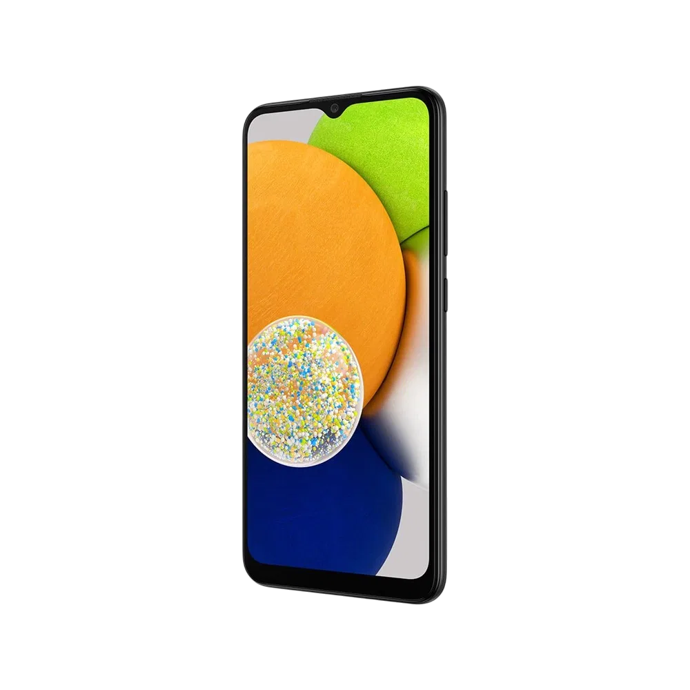 Samsung Galaxy A03 siyah akıllı telefon, önden görünüm; damla çentikli ekran ve renkli arka plan detaylı