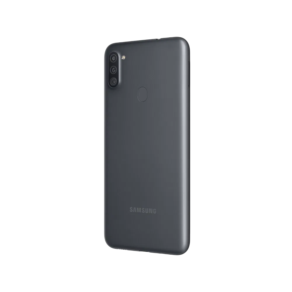 Samsung Galaxy A11 siyah akıllı telefonun arka görünümü, üçlü kamera ve parmak izi okuyucu detaylı