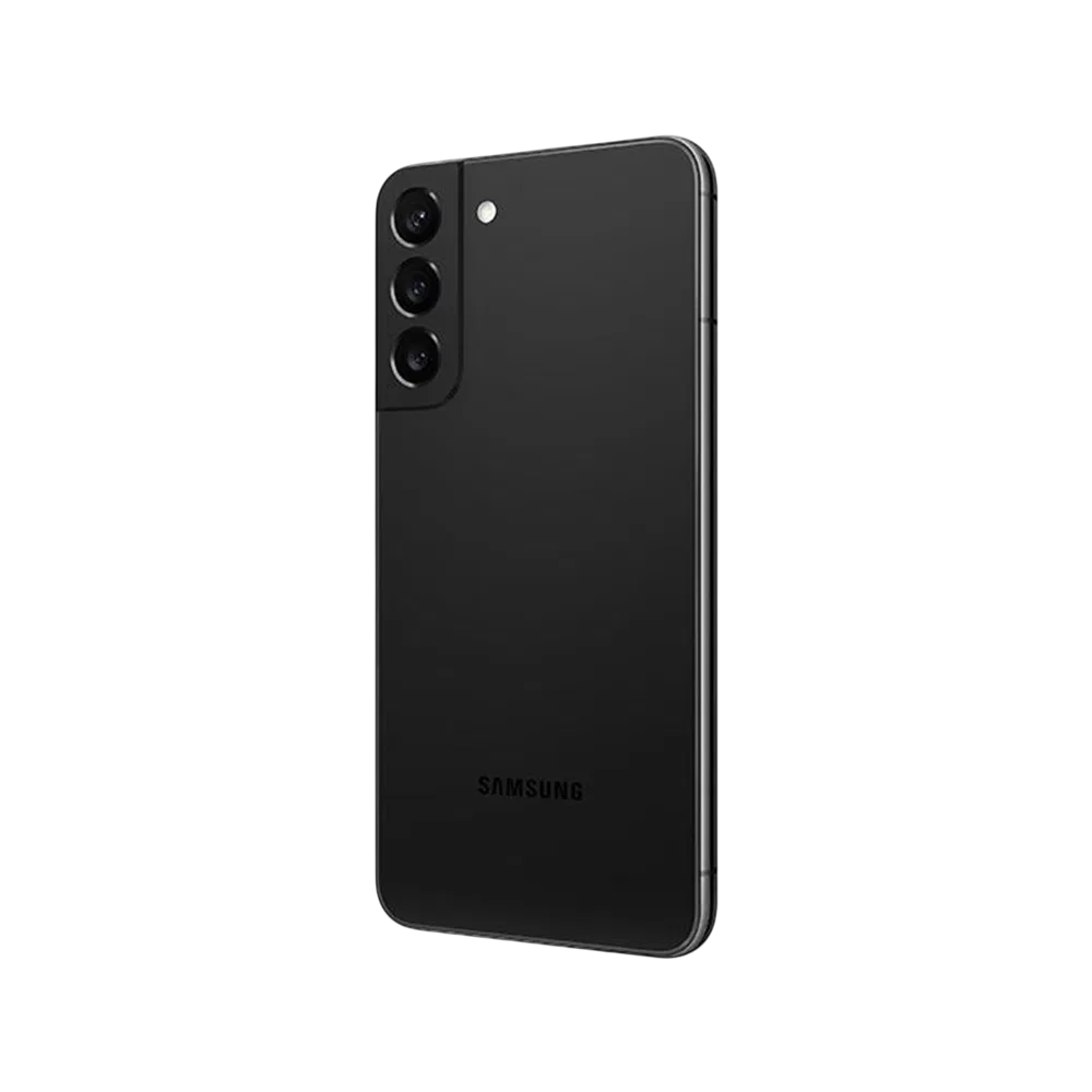 Siyah Samsung Galaxy S22 Plus akıllı telefonun arka yüzü, üçlü kamera modülü ve flash detayıyla görünüyor