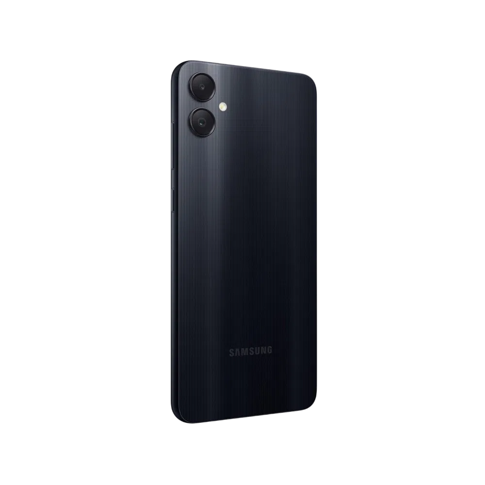 Siyah Samsung Galaxy A05 akıllı telefonun arka yüzü, çift kamera ve LED flaş detayıyla yakın görünüm