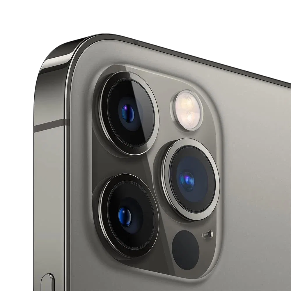 Siyah Apple iPhone 12 Pro Max akıllı telefonun arka kamera modülü yakın plan, üçlü lens ve flaş detayı