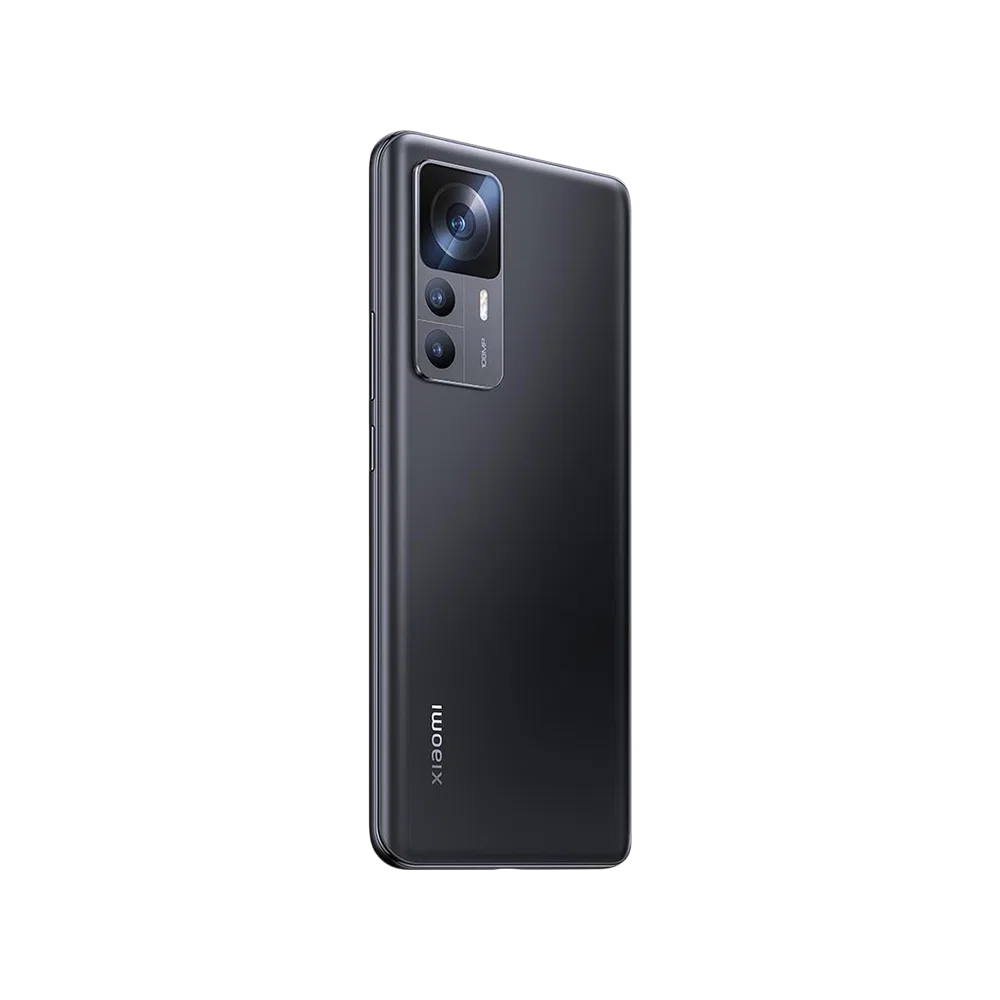 Siyah Xiaomi 12T akıllı telefonun arka yüzü, üçlü kamera modülü ve parlak gövde tasarımıyla görünüyor