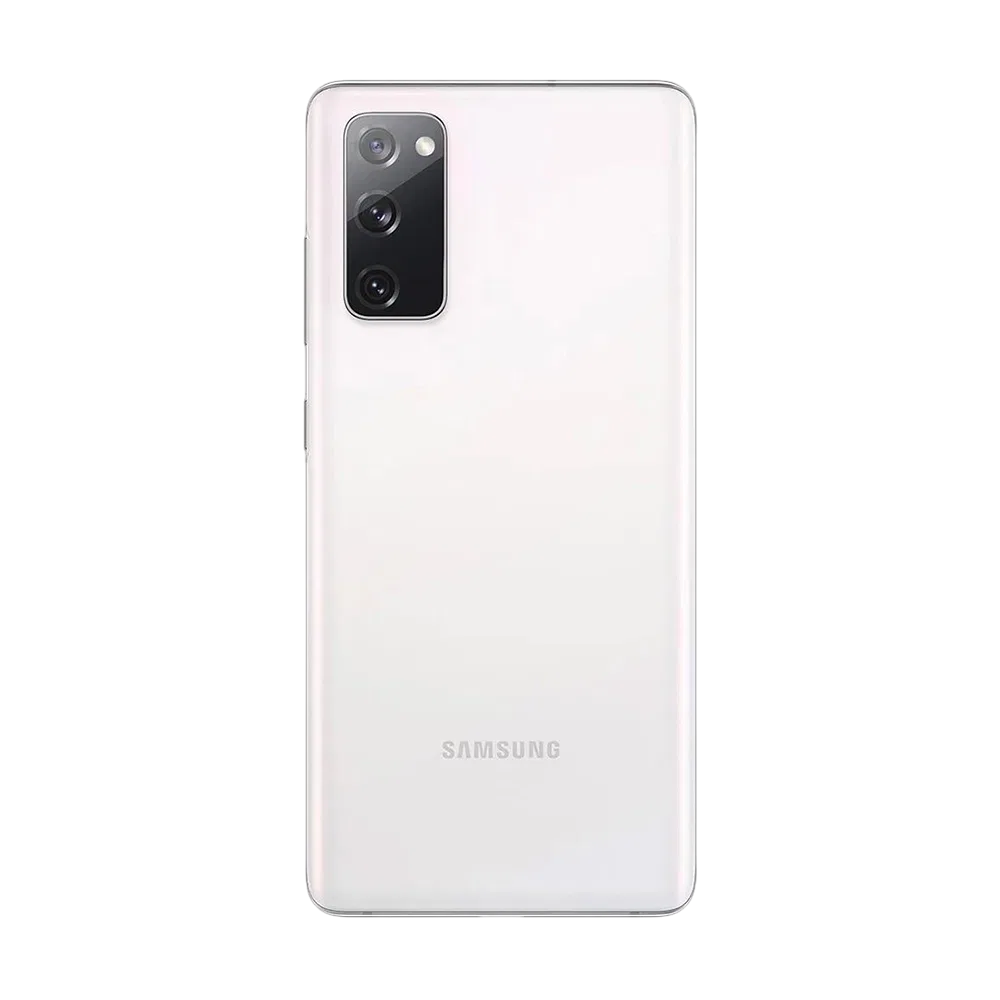 Beyaz Samsung Galaxy S20 FE akıllı telefonun arka yüzü, üçlü kamera modülü ve logo detayıyla