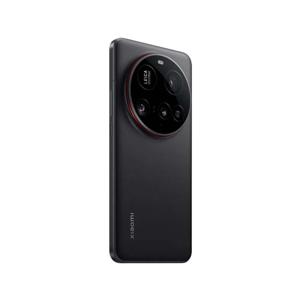 Siyah Xiaomi 15 Ultra akıllı telefonun arka yüzü, büyük dairesel çoklu kamera modülüyle yakın plan görünüm
