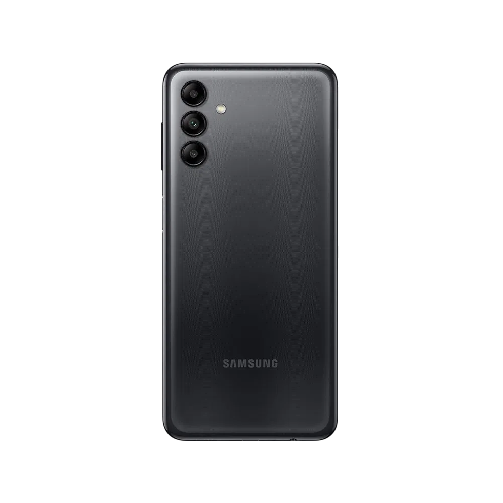 Siyah Samsung Galaxy A04s akıllı telefonun arka yüzü, üçlü kamera ve flaş detayıyla yakın plan