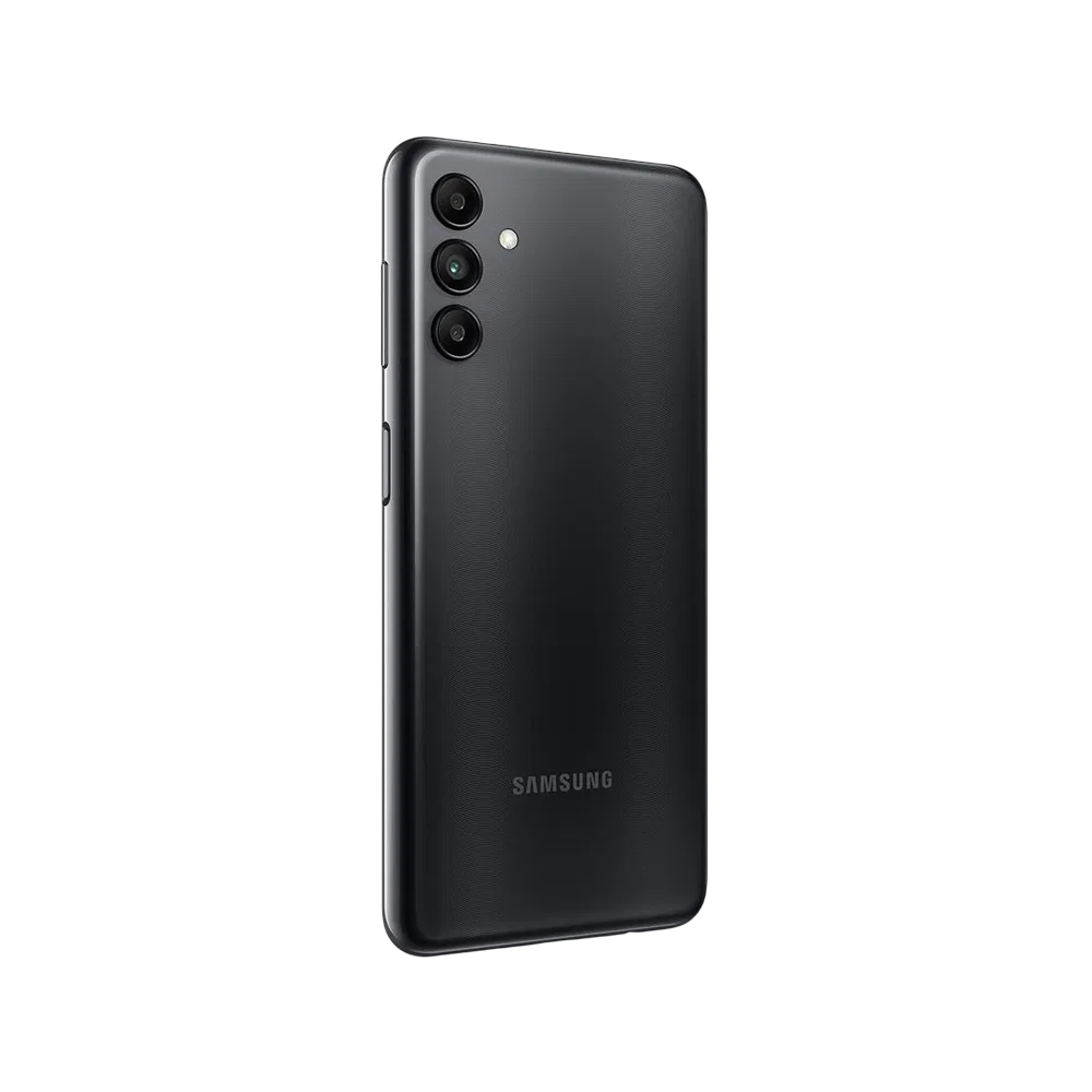 Samsung Galaxy A04s siyah akıllı telefonun arka yüzü, üçlü kamera ve flaş detayıyla yandan görünüm