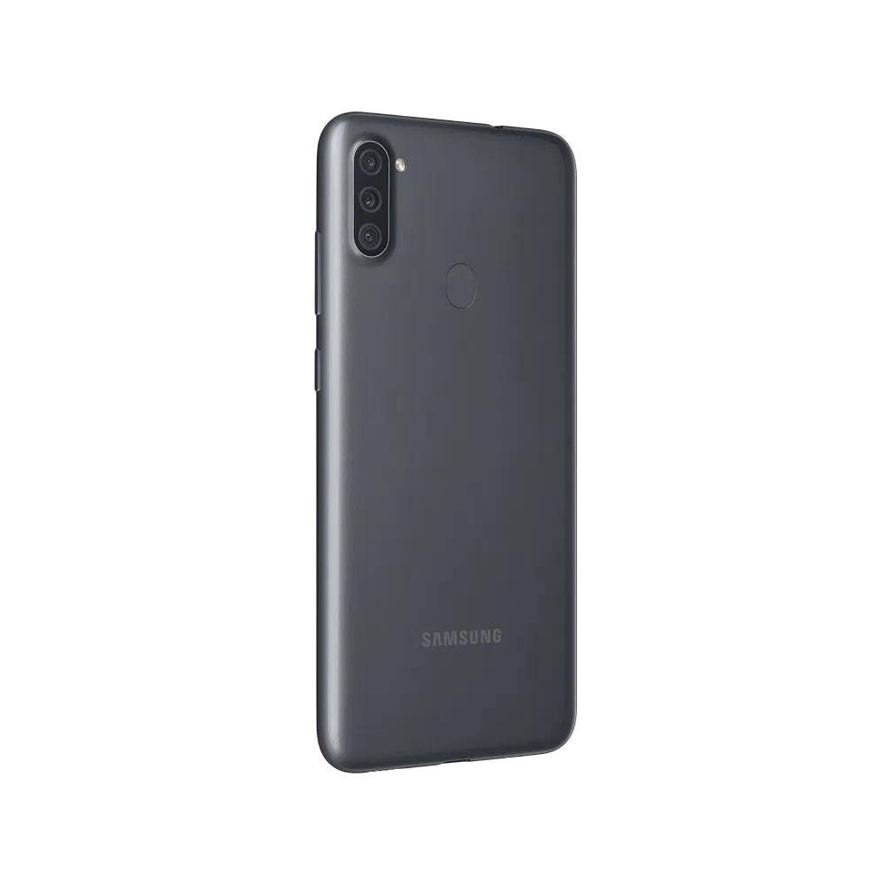 Samsung Galaxy A11 siyah akıllı telefonun arka yüzü, üçlü kamera ve parmak izi sensörü görünümü