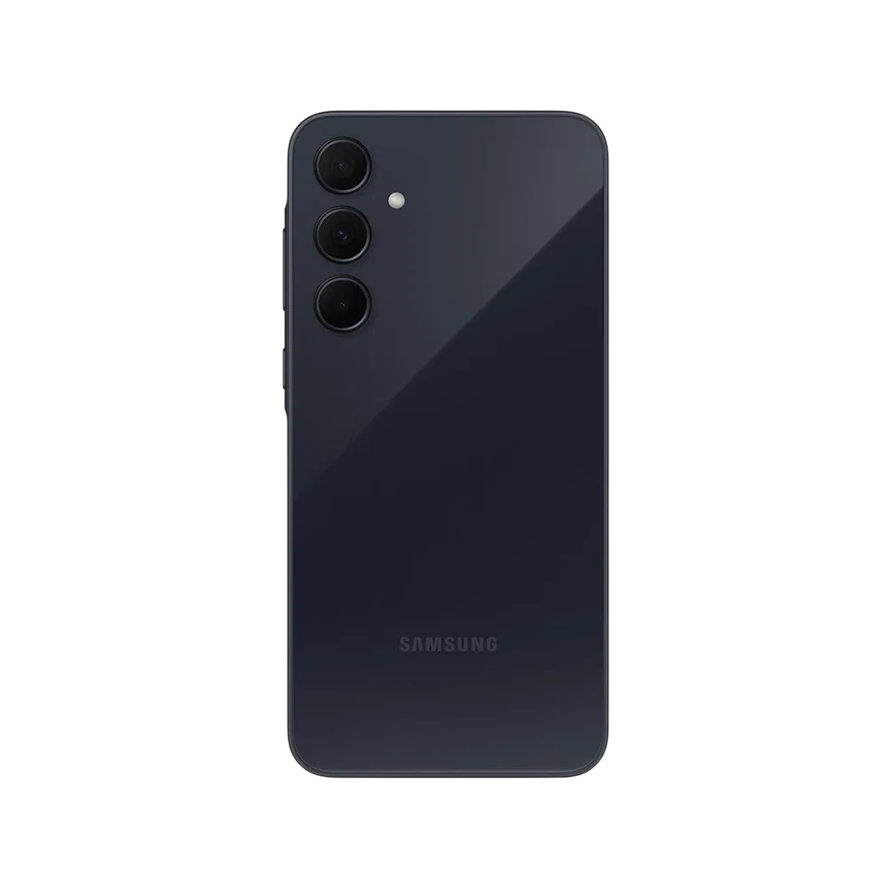 Siyah Samsung Galaxy A35 akıllı telefonun arka yüzü, üçlü kamera dizilimi ve LED flaş detayıyla