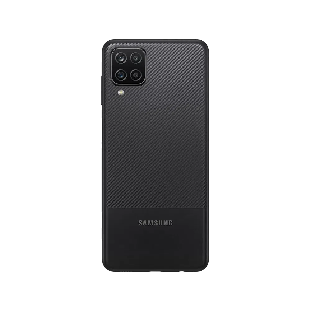 Siyah Samsung Galaxy A12 akıllı telefonun arka yüzü, dörtlü kamera modülü ve Samsung logosu görünüyor