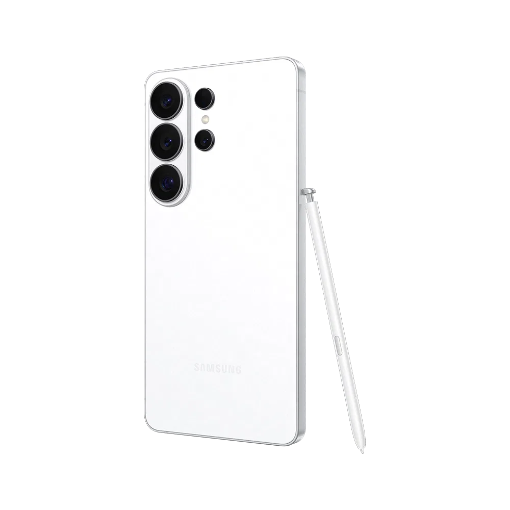 Beyaz Samsung Galaxy S26 Ultra akıllı telefon, arka kamera modülü ve yanında S Pen ile arka görünüm