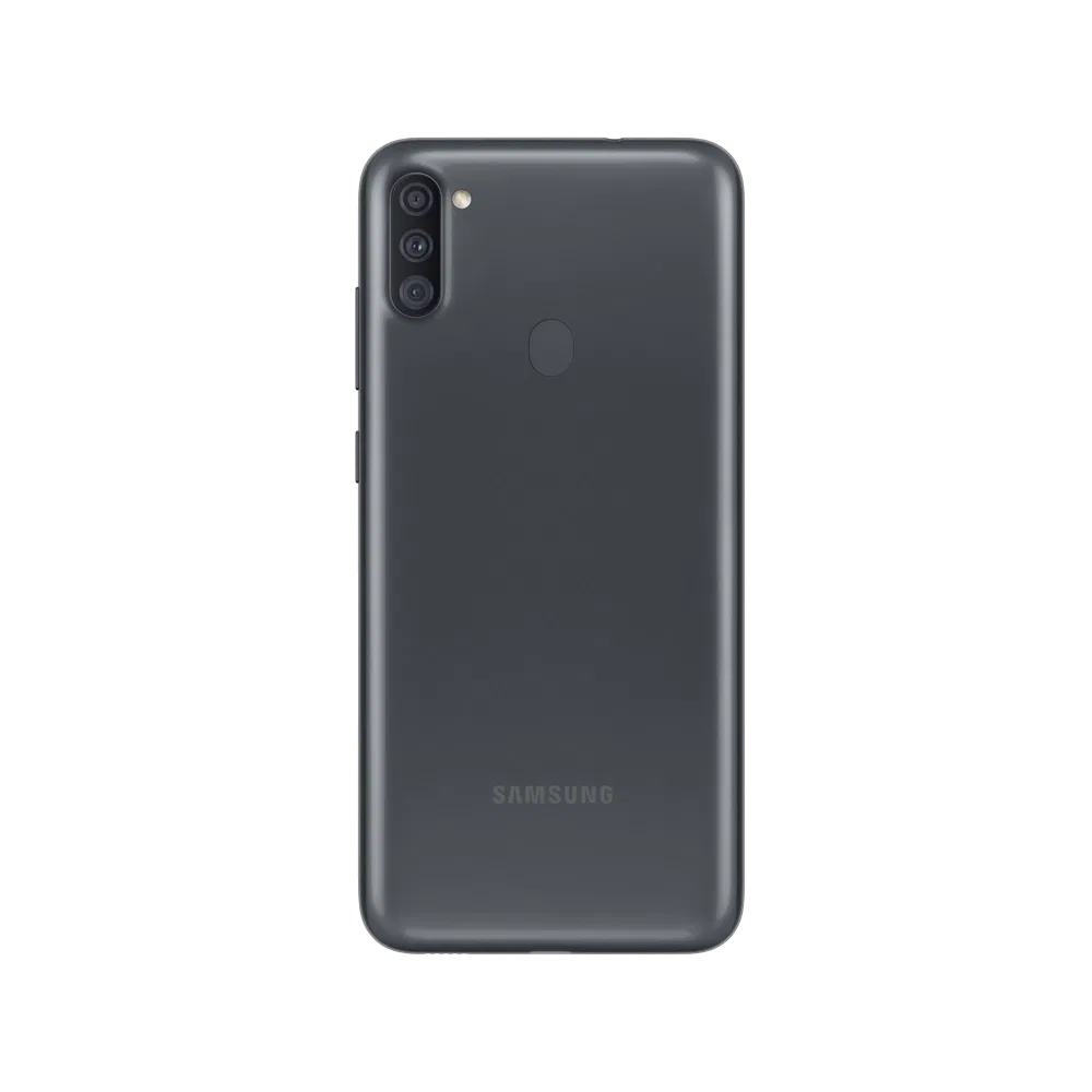 Samsung Galaxy A11 siyah akıllı telefonun arka yüzü; üçlü kamera modülü ve parmak izi sensörü görünümü
