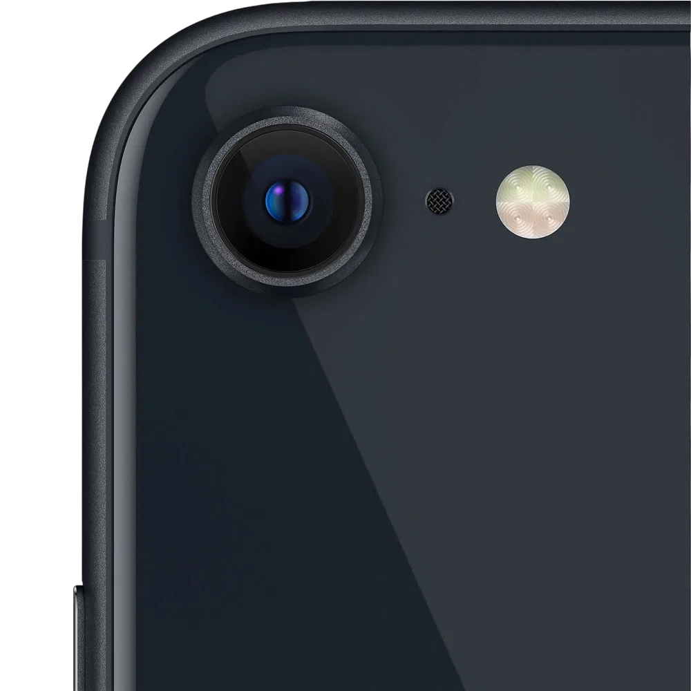 Siyah Apple iPhone SE 2022 akıllı telefonun arka kamera ve flaş detayının yakın plan görünümü
