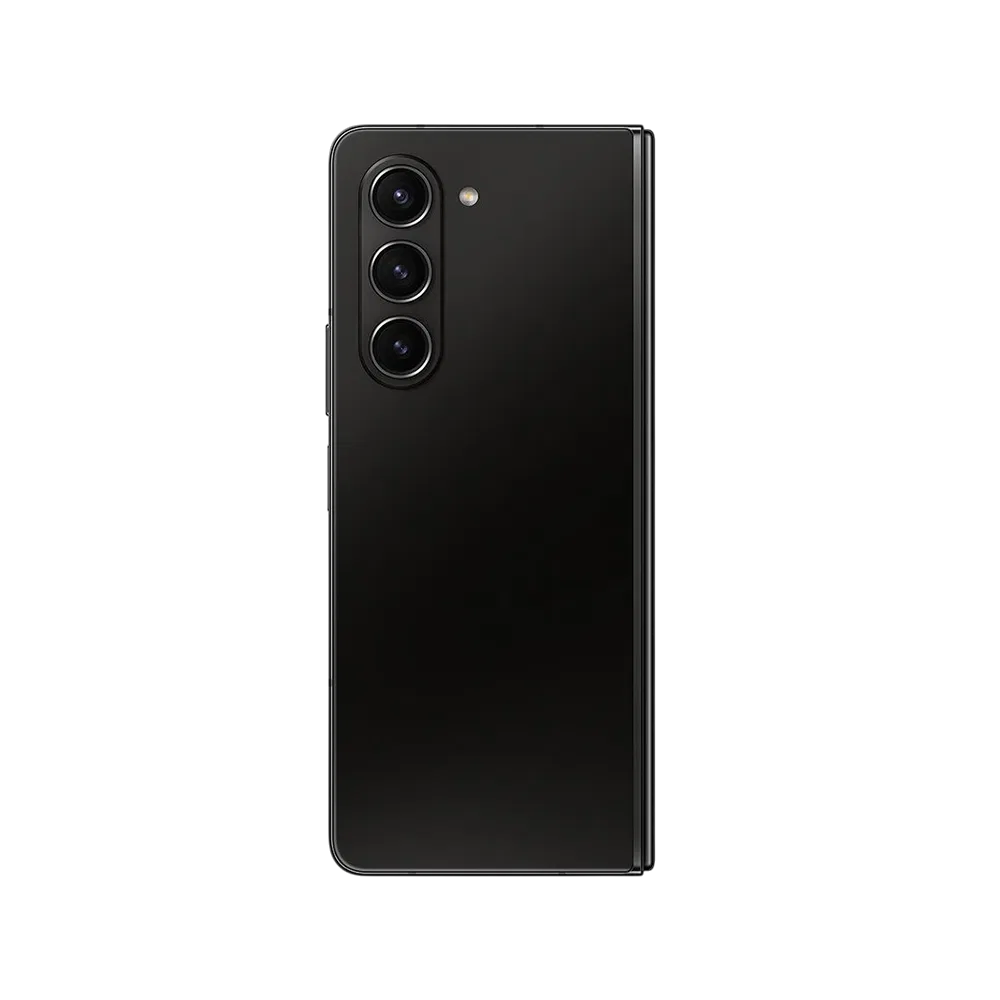Samsung Galaxy Z Fold5 siyah akıllı telefonun arka yüzü, üçlü kamera modülüyle kapalı halde görünüm
