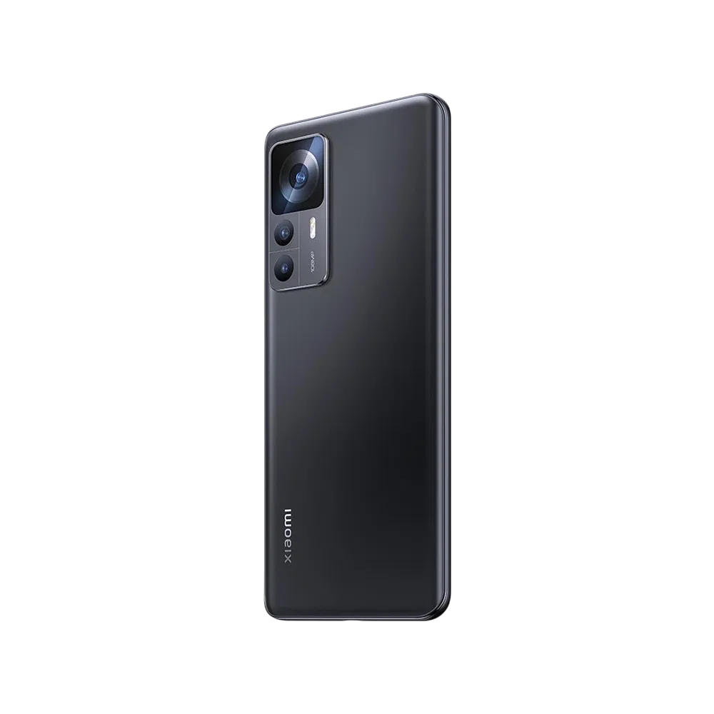 Xiaomi 12T siyah akıllı telefon, arka yüzey görünümü ve büyük kamera modülü detayıyla önden açılı görünüm