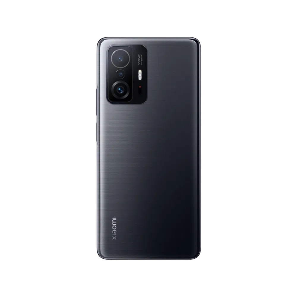 Xiaomi 11T Pro siyah akıllı telefonun arka yüzü, üçlü kamera modülü ve LED flaş detayıyla görünüm