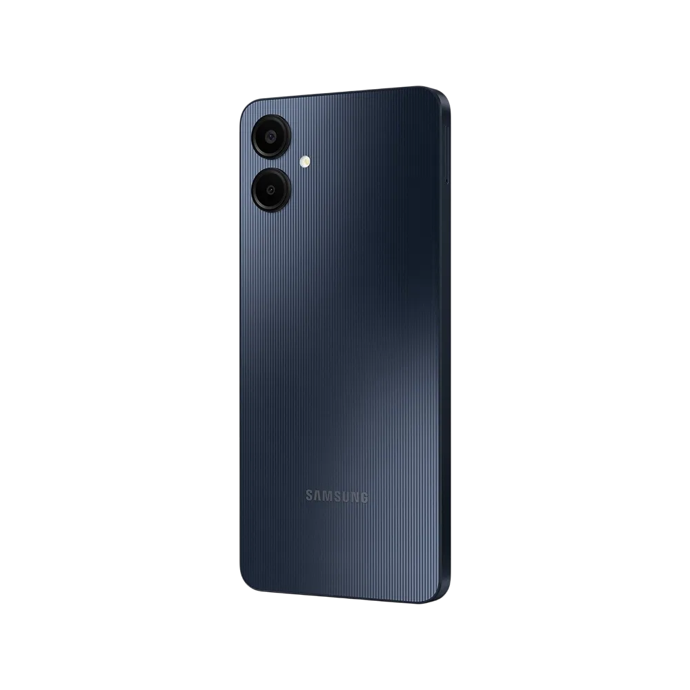 Samsung Galaxy A06 siyah akıllı telefonun arka yüzü, çift kamera ve çizgili arka kapak tasarımı