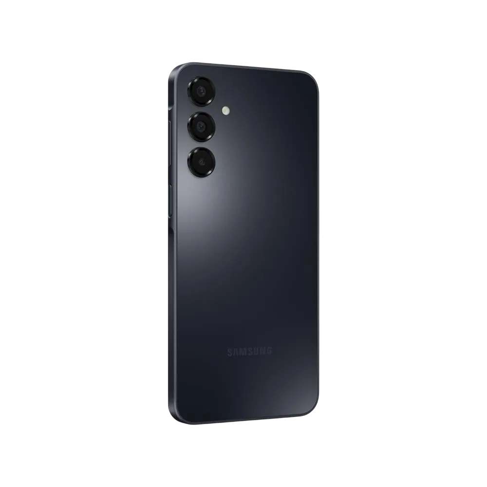 Samsung Galaxy A16 siyah akıllı telefonun arka yüzü, üçlü kamera kurulumu ve LED flaş detaylı tasarım