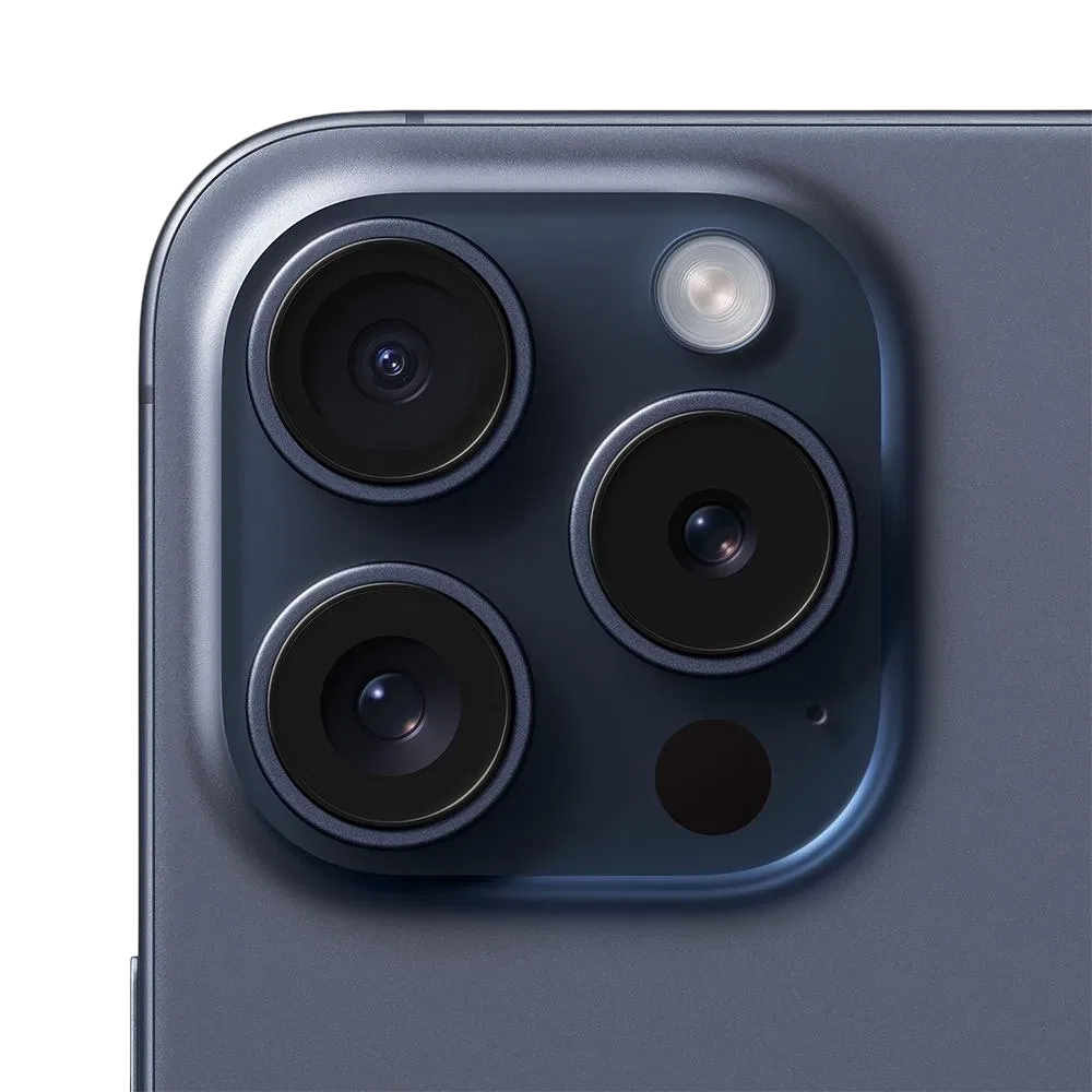 Apple iPhone 15 Pro Max Mavi Titanyum akıllı telefonun arka kamera modülüne yakın çekim detay görünümü