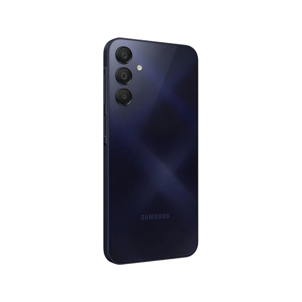 Samsung Galaxy A15 siyah akıllı telefonun arka yüzü, üçlü kamera ve LED flaş detayıyla görünüm