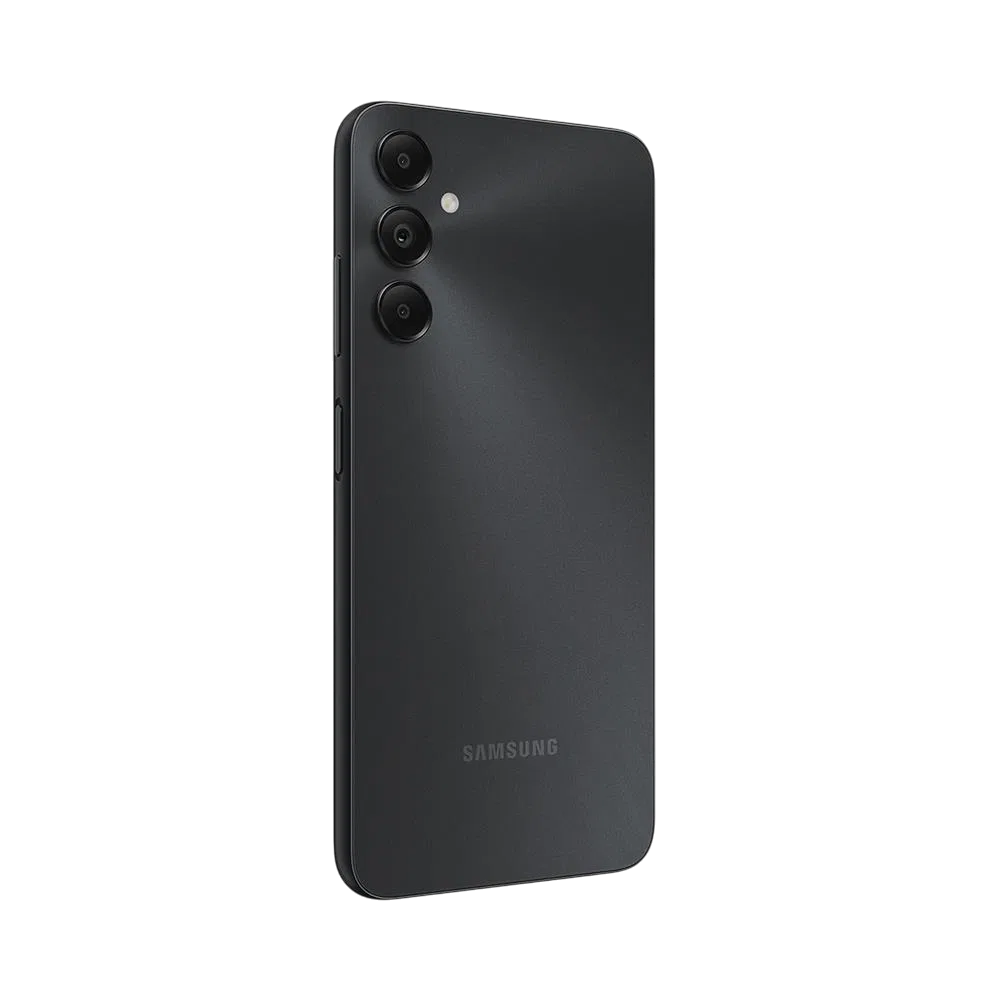Siyah Samsung Galaxy A05s akıllı telefonun arka yüzü, üçlü kamera dizilimi ve LED flaş detayıyla görünüyor