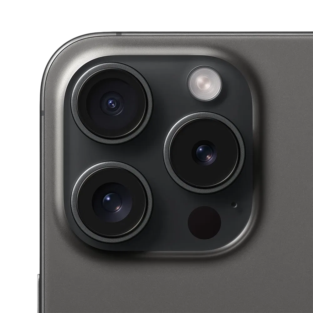 Apple iPhone 15 Pro Siyah Titanyum akıllı telefonun arka kamera modülüne yakın plan görünüm