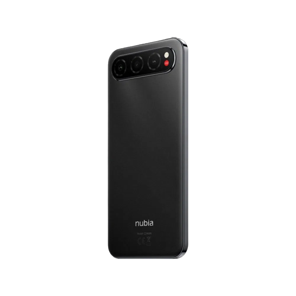 Siyah ZTE Air akıllı telefonun arka yüzeyi, üçlü kamera modülü ve sade tasarımıyla önden açılı görünüm