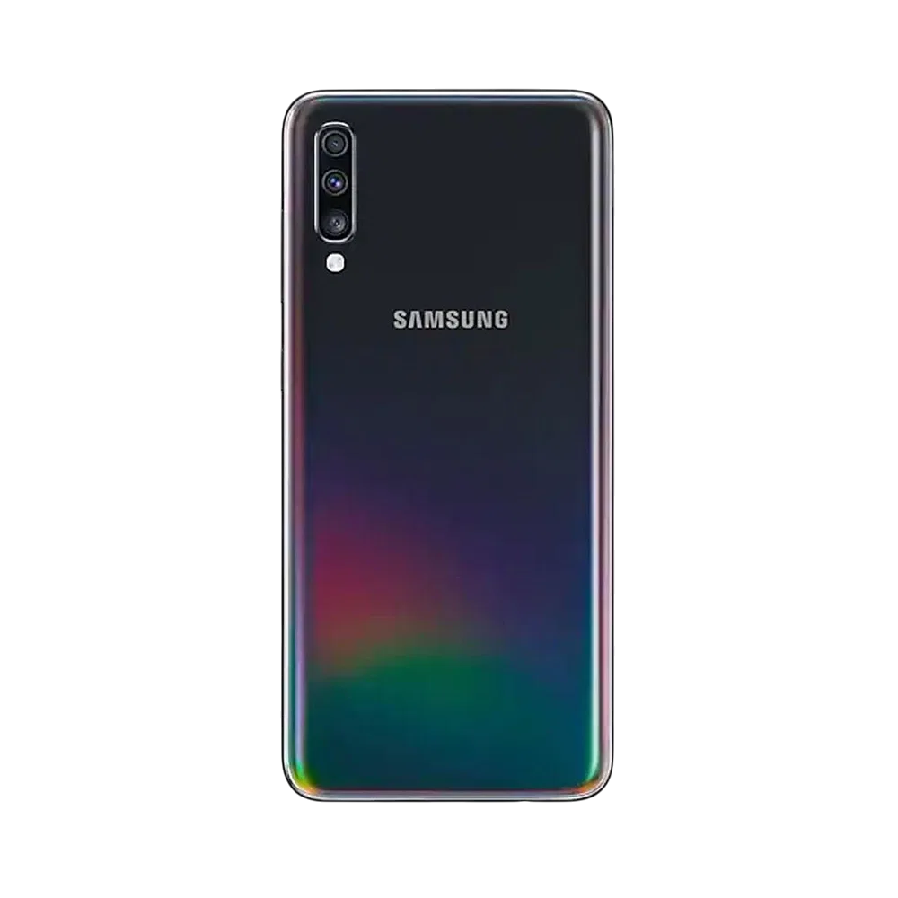 Samsung Galaxy A70 siyah akıllı telefonun arka yüzü, üçlü kamera ve LED flaş detayıyla görünüyor