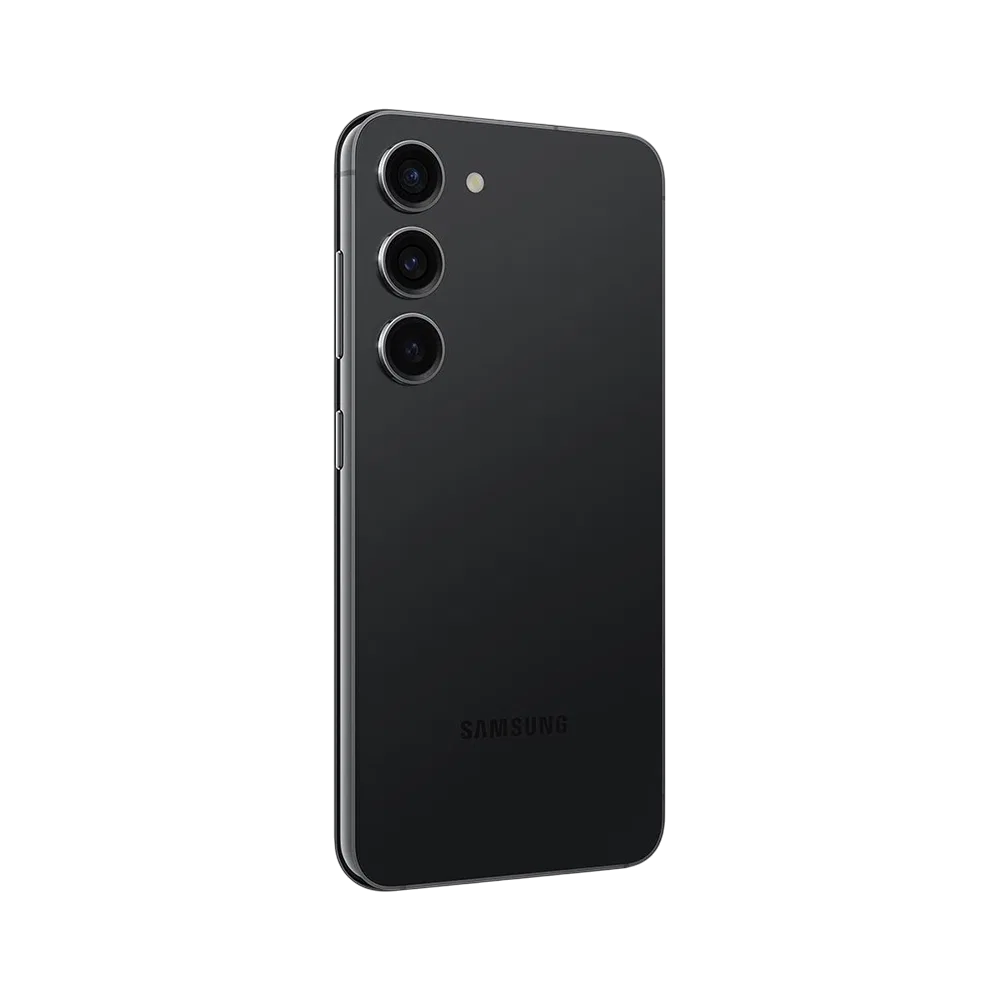 Siyah Samsung Galaxy S23 akıllı telefonun arka yüzü, üçlü kamera ve flaş detayıyla yakın plan