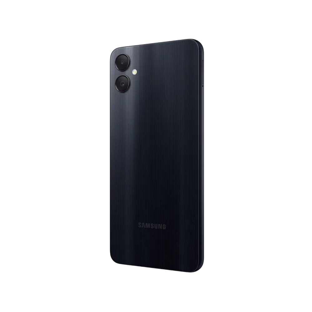 Samsung Galaxy A05 siyah akıllı telefonun arka yüzü, çift kamera ve LED flaş tasarımıyla görünüm