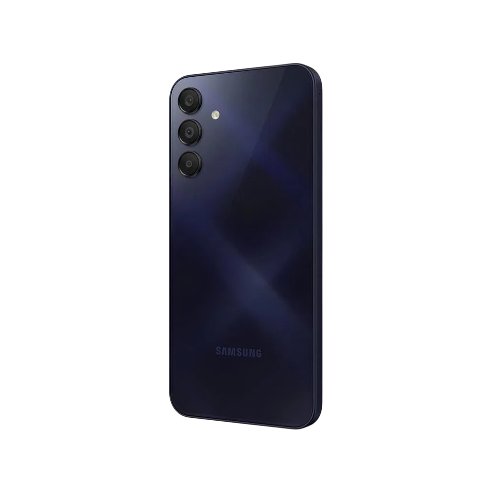 Samsung Galaxy A15 siyah akıllı telefonun arka yüzü, üçlü kamera dizilimiyle görünüm