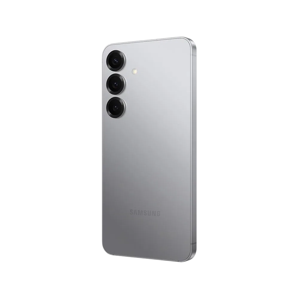 Samsung Galaxy S25 gümüş akıllı telefonun arka yüzü, üçlü kamera ve LED flaş detayıyla görünüm