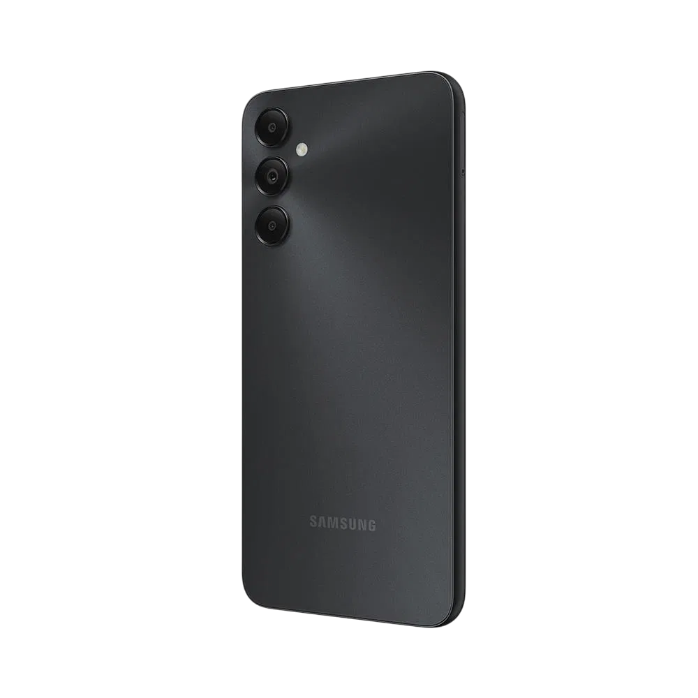 Siyah Samsung Galaxy A05s akıllı telefonun arka yüzü, üçlü kamera dizilimi ve flaş detayıyla görünüm