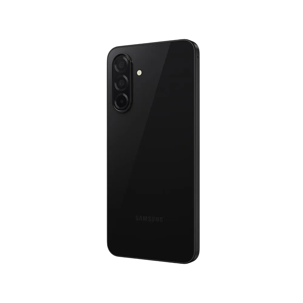 Siyah Samsung Galaxy A26 akıllı telefonun arka yüzü, üçlü kamera modülü ve LED flaş detayıyla görünüm