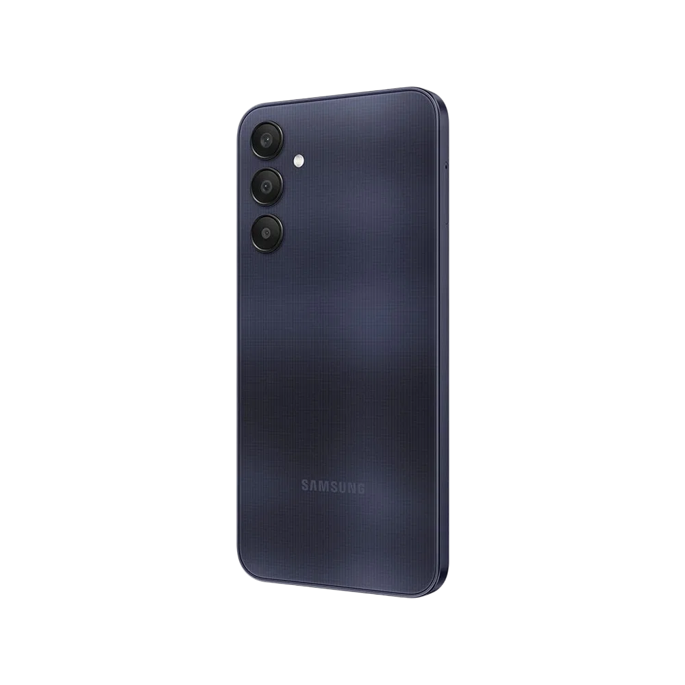 Samsung Galaxy A25 siyah akıllı telefonun arka yüzü, üçlü kamera dizilimi ve LED flaş detayıyla yakın plan