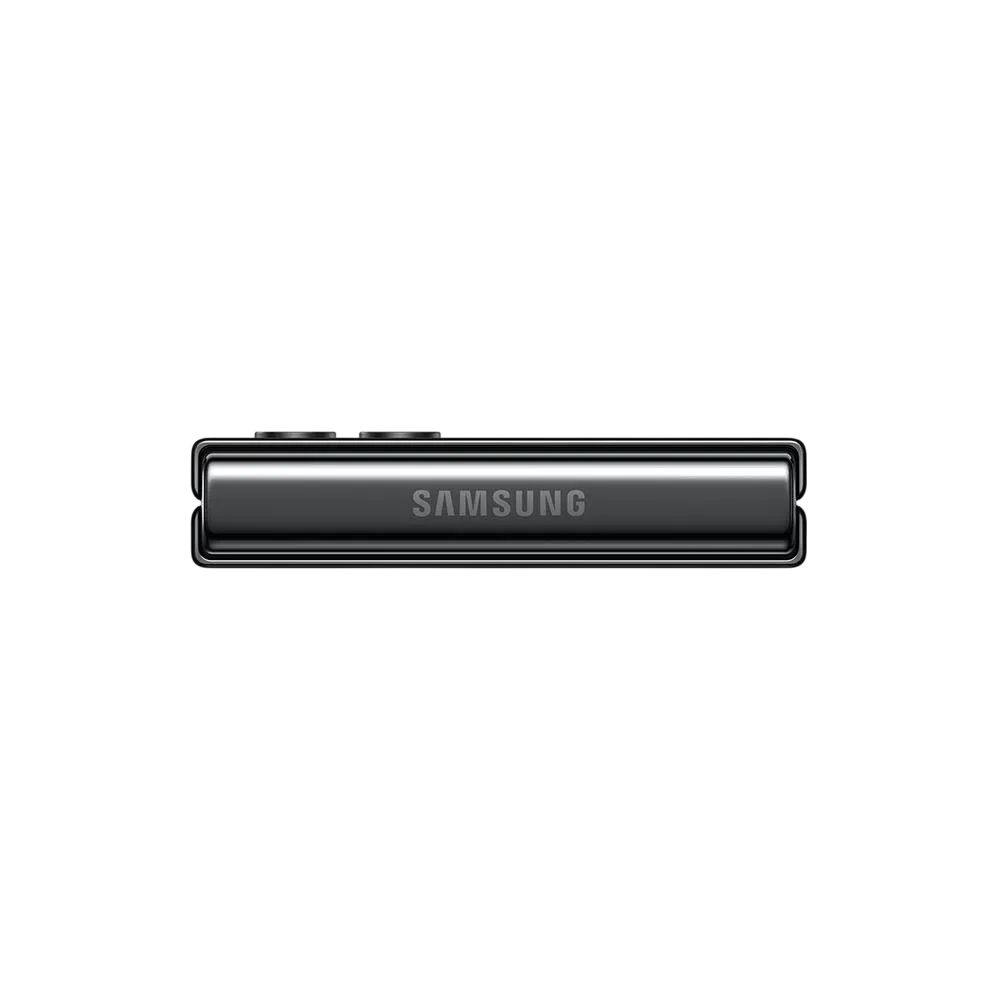Siyah Samsung Galaxy Z Flip5 katlanabilir akıllı telefonun kapalı hâlde üstten görünümü, Samsung logosu görünür