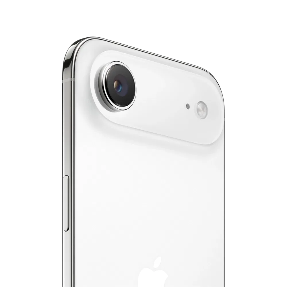 Apple iPhone Air beyaz akıllı telefonun arka yüzü; kamera modülü ve flaş yakın plan görünüm
