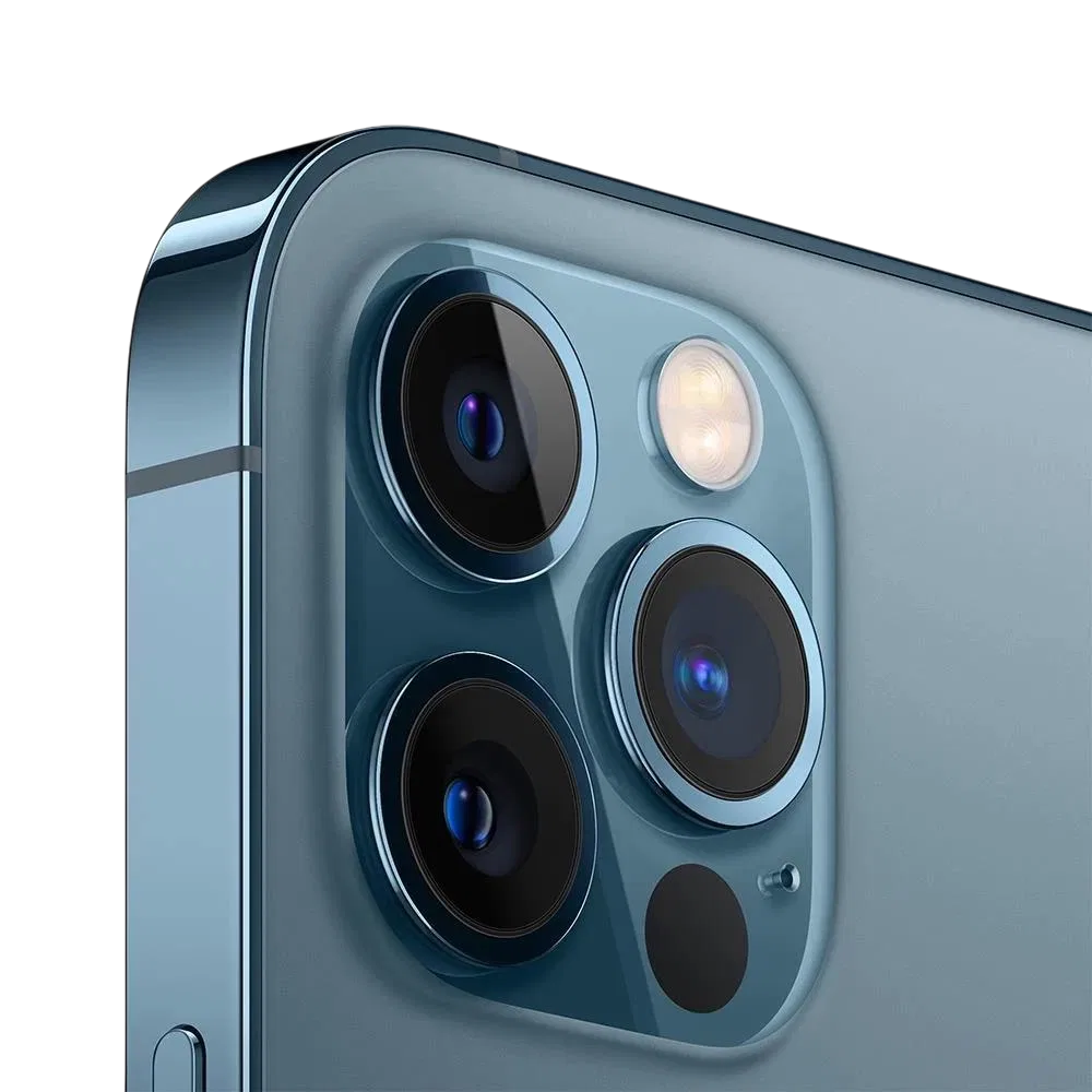 Mavi Apple iPhone 12 Pro akıllı telefonun arka yüzü, üçlü kamera modülü ve flaş yakın plan detaylı görünüm