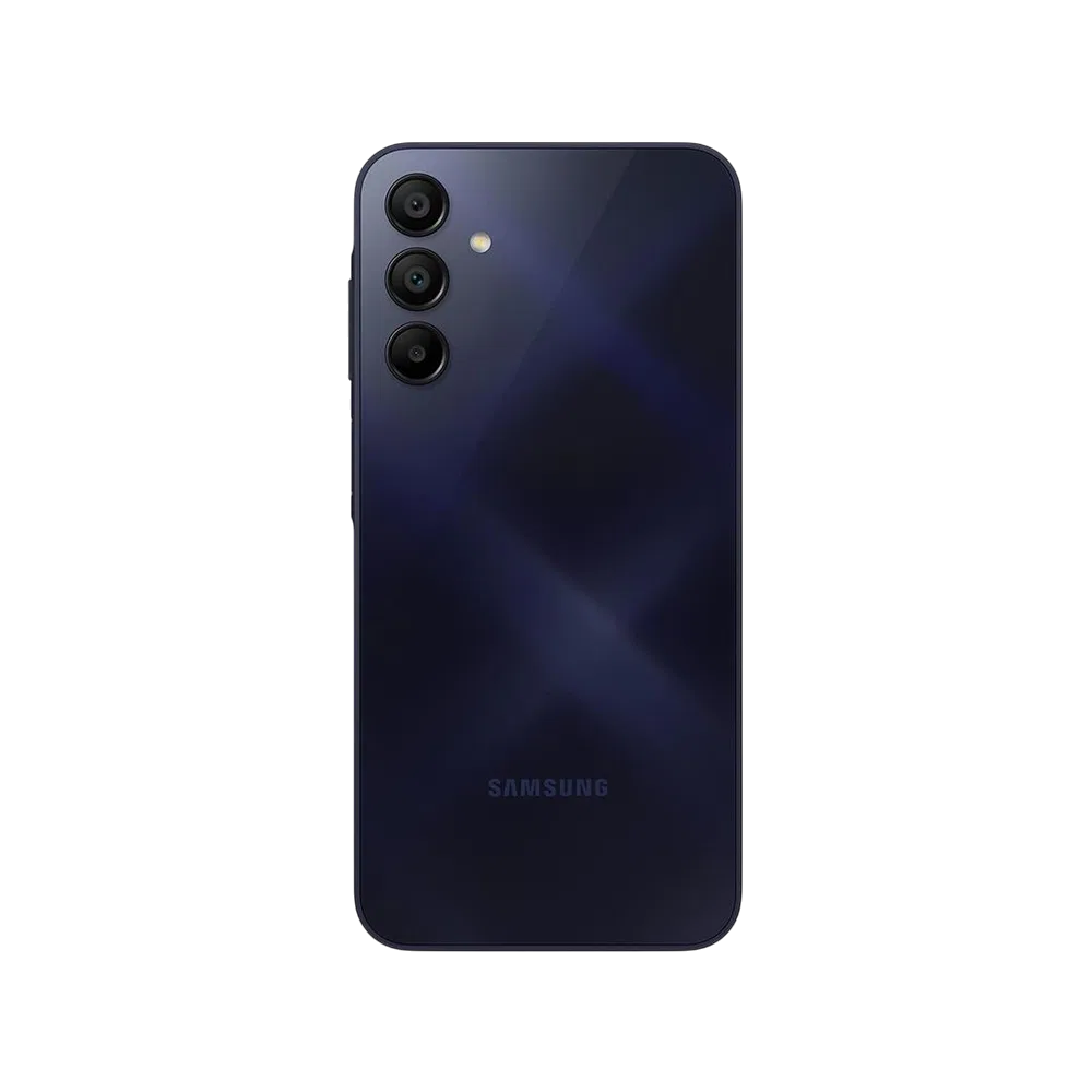 Samsung Galaxy A15 siyah akıllı telefonun arka yüzü, üçlü kamera dizilimi ve LED flaş detayı